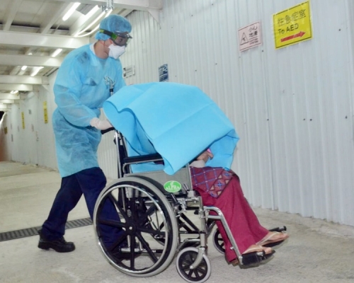 多輛救護車先後駛入駿洋邨，將多名懷疑染疫病人送院。