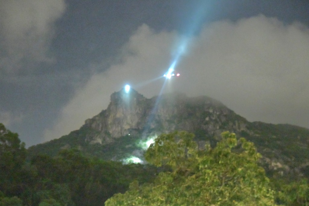 飞行服务队派遣直升机在上空盘旋。