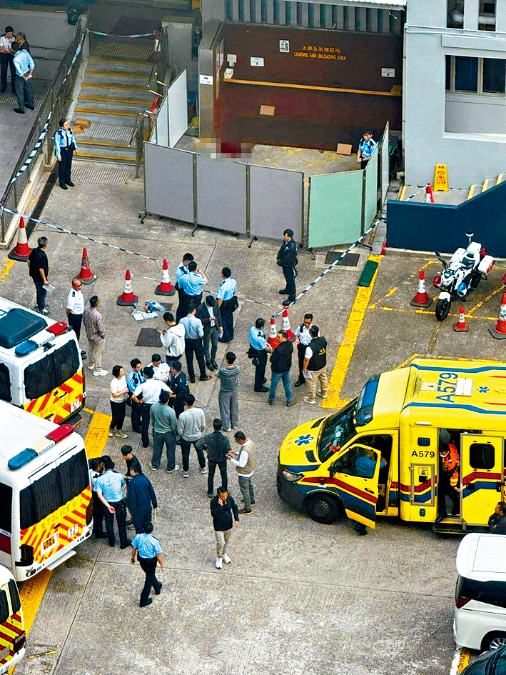 事發後警署內的上彈及退彈區有一攤血跡，人員用圍板圍封調查。