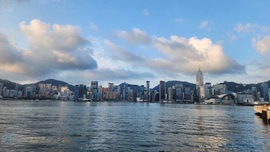 本港地區今日大致多雲，間中有驟雨及狂風雷暴，初時部分地區雨勢較大。黎志偉攝