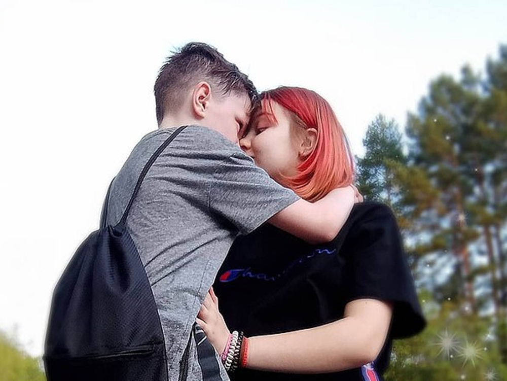 现年已经15岁的戴莉雅似乎已经另结新欢。网图