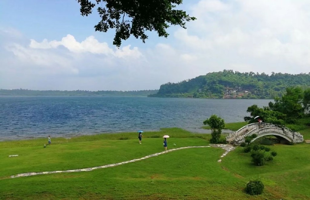 湛江旅游好去处2024｜1. 湖光岩风景区 国家4A级旅游景点湖光岩风景区，有16万年前火山爆发后的遗迹。（图片来源：小红书@西瓜小梁）