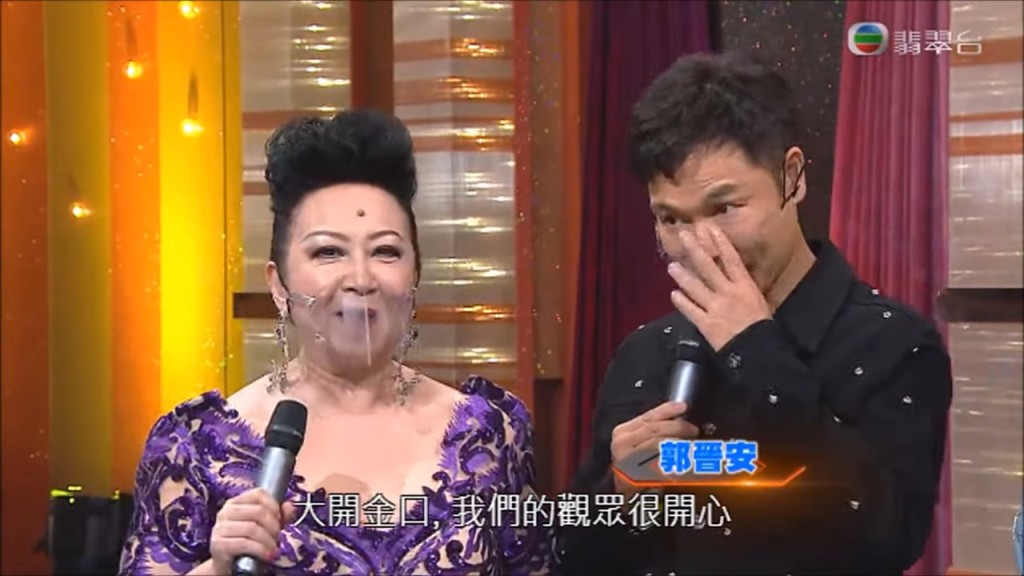 郭晉安與薛家燕談笑風生。