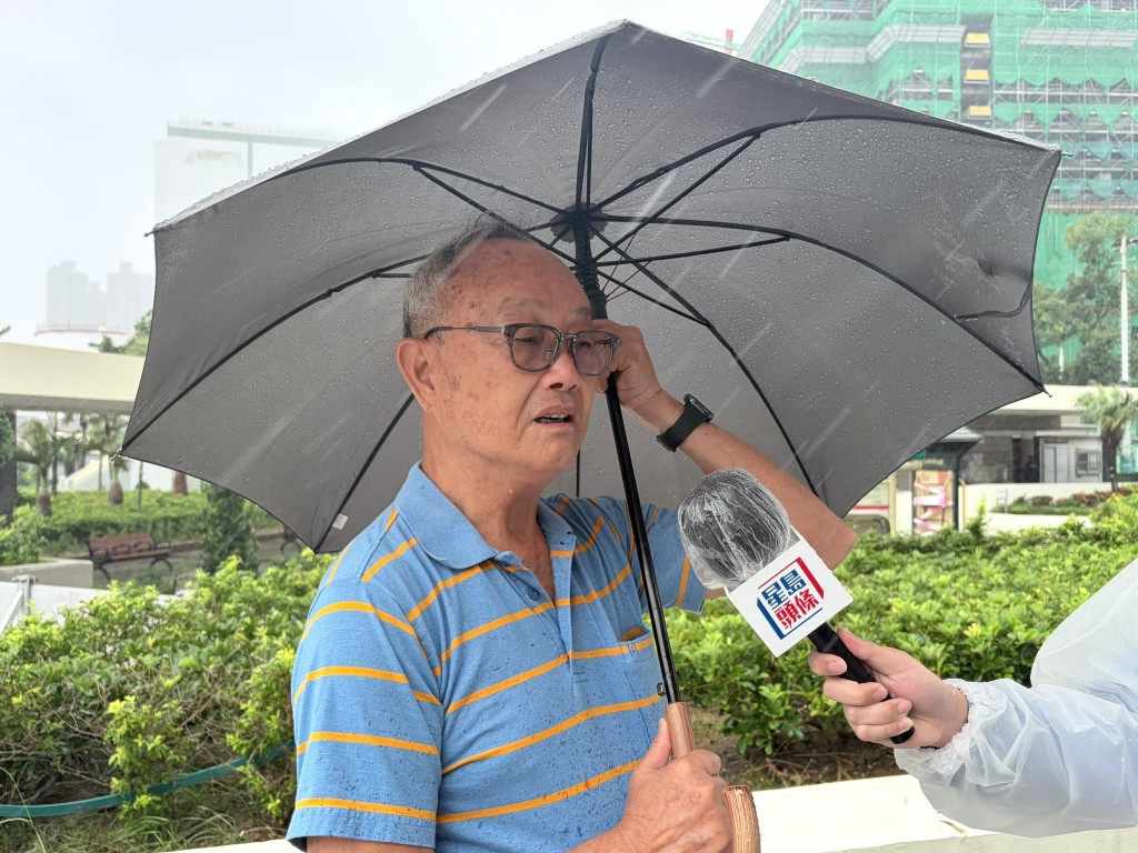 胡先生表示多年来每逢台风来袭,只要天气情况许可,他都会到海旁观看涌浪。 胡先生表示多年来每逢台风来袭,只要天气情况许可,他都会到海旁观看涌浪。