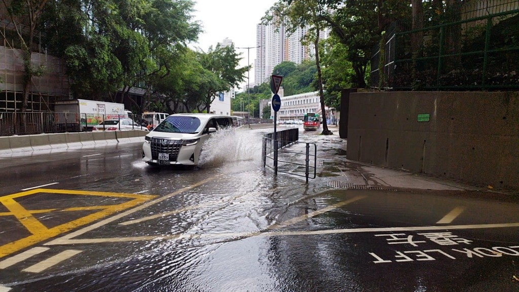 汽車經過濺起水花。fb：香港交通突發報料區正版 突發事故 資迅谷
