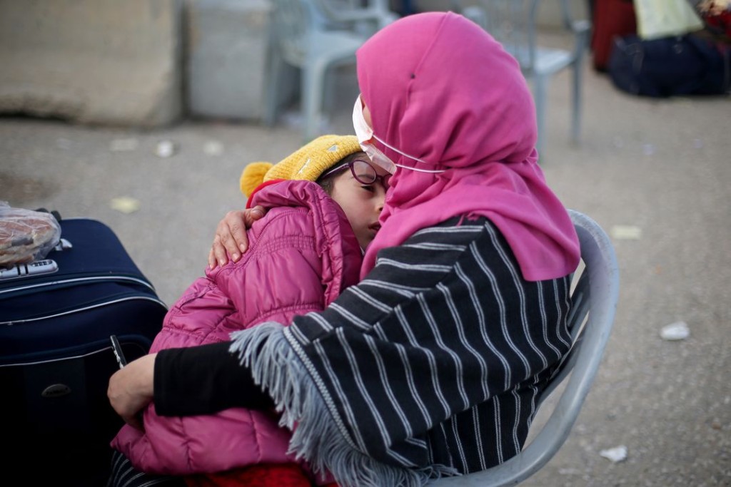 大批巴勒斯坦难民滞留在拉法口岸。路透社