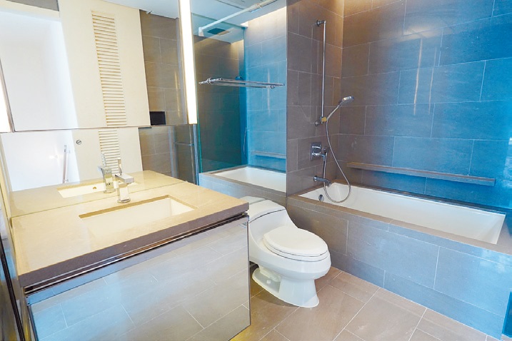 浴室提供浴缸及淋浴间， 还有多面镜子。