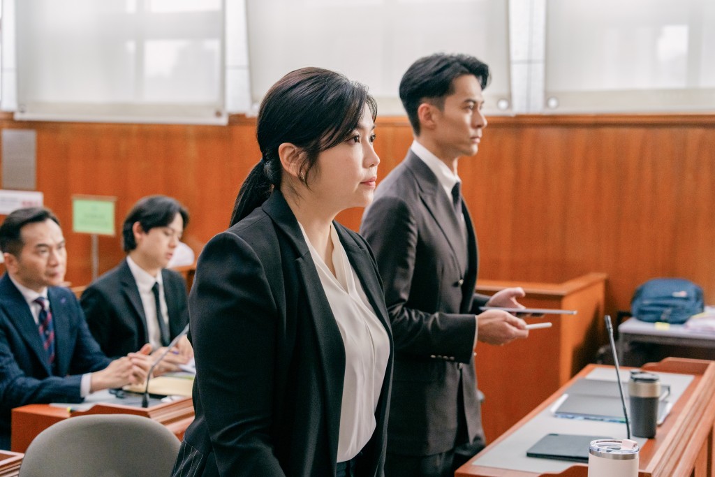 練美娟扮演的律政檢控主任，朱鑑然演好勝辯方律師。（《COURT!》劇照）