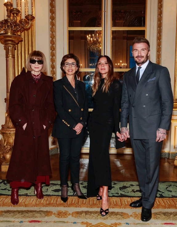 時尚界大姐大Anna Wintour（左一）都有出席授勳儀式，與法國文化部長及碧咸夫婦合照。