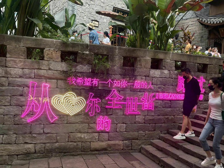 日前汪小菲Po相上朋友圈,自爆與張穎穎一同外遊。