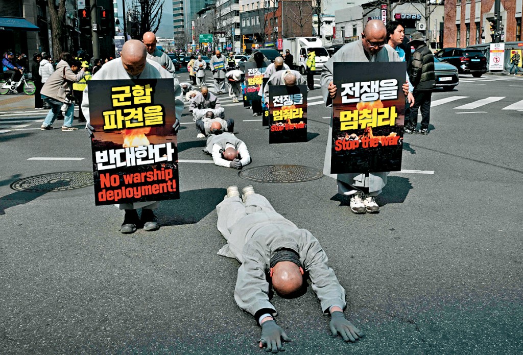 南韓僧侶昨日在首爾行跪拜頂禮，前往美國大使館，呼籲停止對伊戰爭。