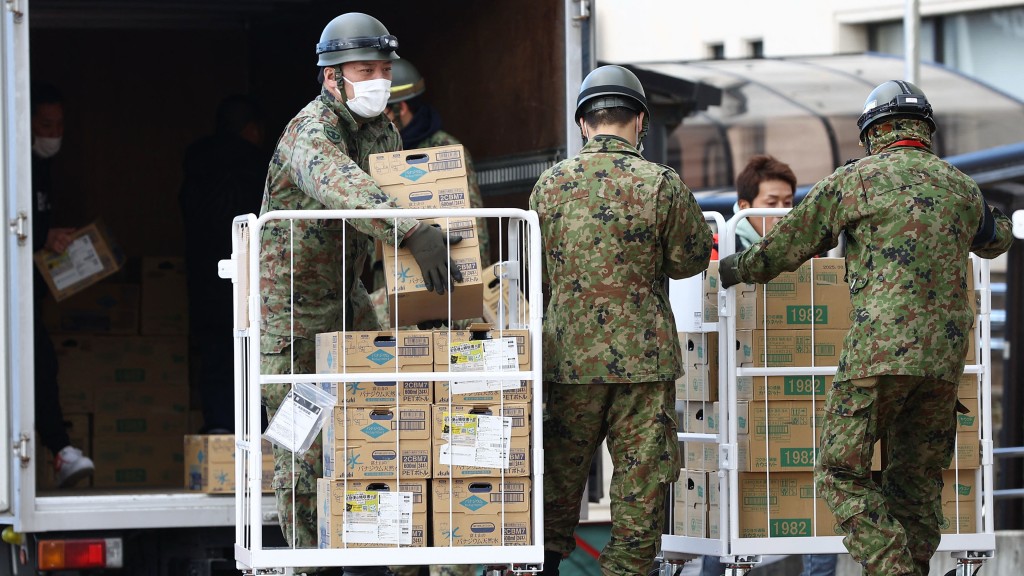 日本能登地震發生後,自衛隊員分發飲用水。 法新社 日本能登地震發生後,自衛隊員分發飲用水。 法新社