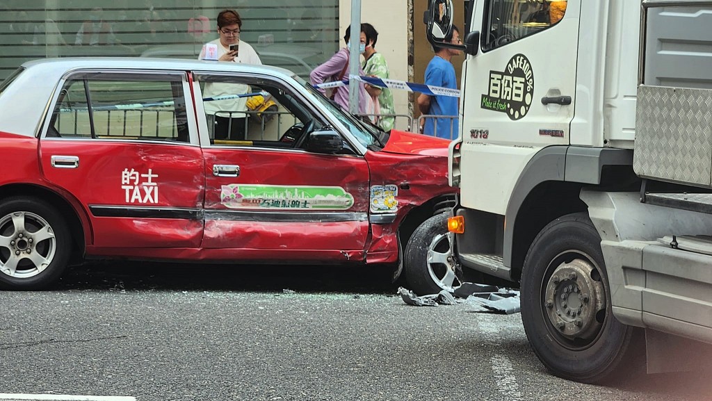 的士右车身凹陷。fb：香港交通突发报料区突发事故资迅谷