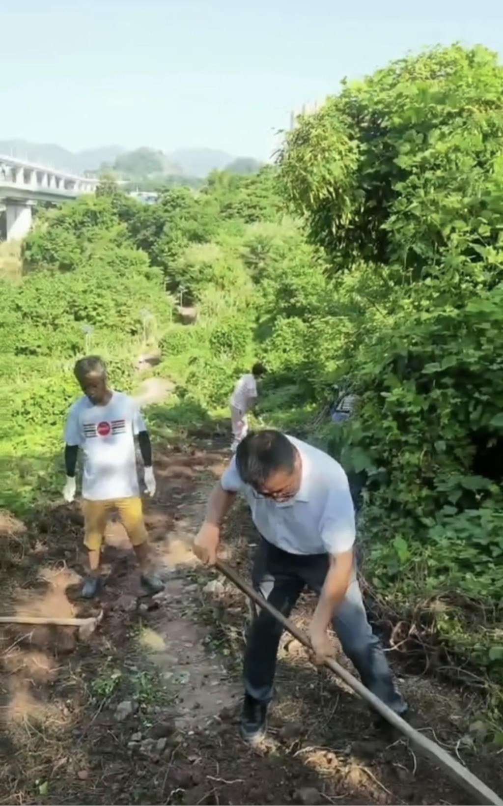 重慶小區近百居民自發修200米路直通地鐵站。極目新聞