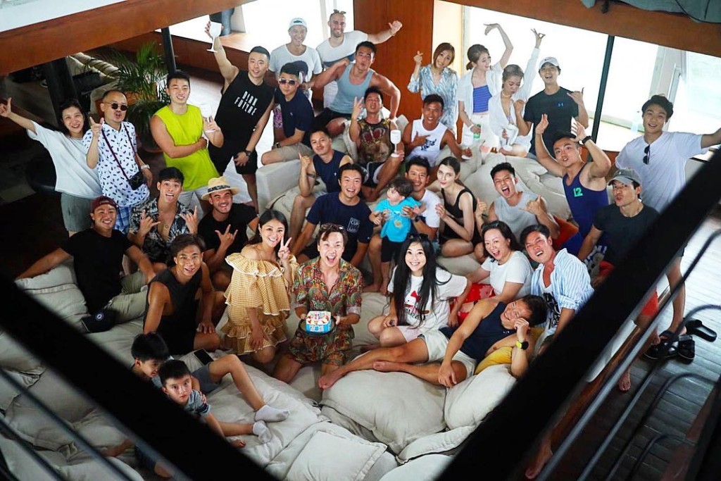 目測至少35人群聚在豪華遊艇的大廳,好似犯咗限聚令喇喎!