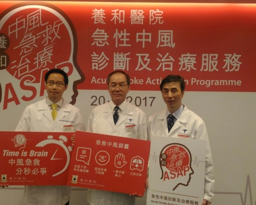 李頌基(右)表示，一般處理中風病人的做法，很大機會超過3小時。