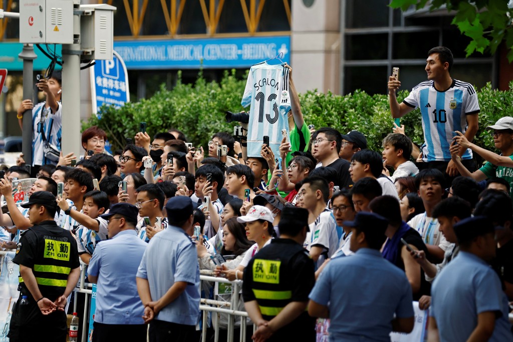 中國球迷非常熱情在酒店外守候美斯。路透社