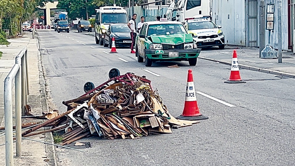 的士撞斃橫過馬路的拾紙皮老翁，現場遺下其手推車。