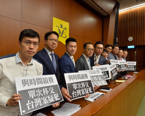 民主派議員主張以「日落條款」方式修例。
