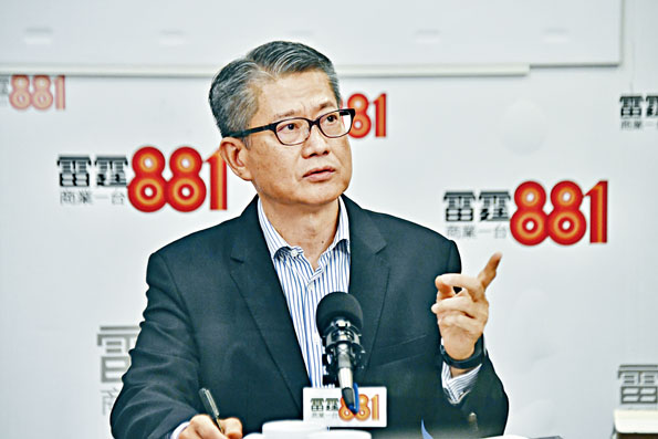 ■陈茂波形容，经济台风「当风位」的行业，风力远超三号风球。