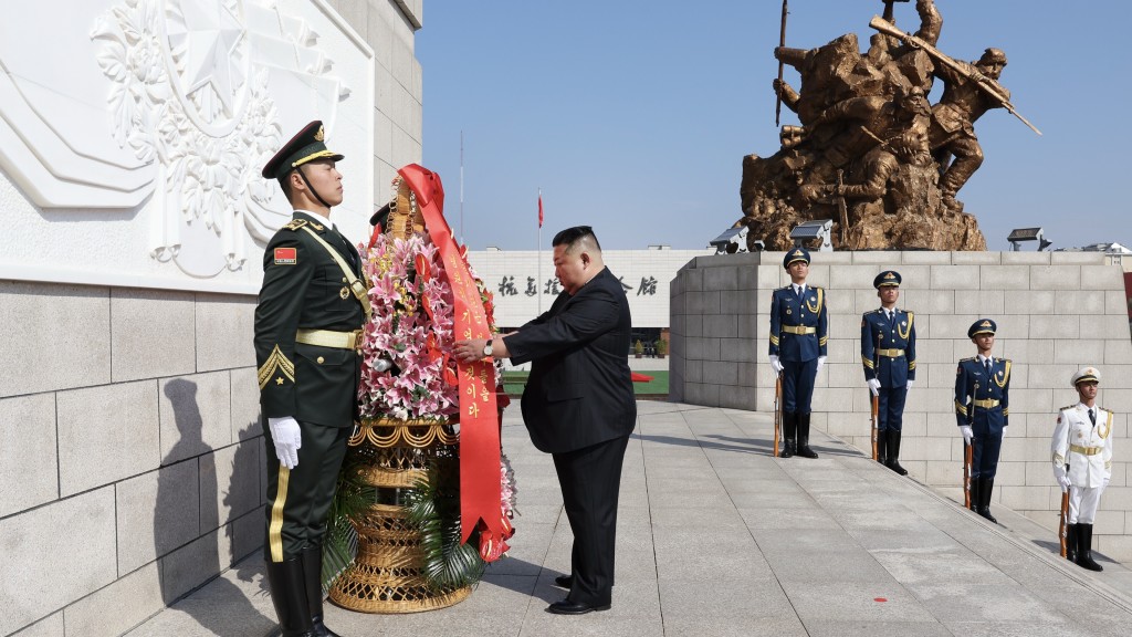 金正恩向丹东抗美援朝纪念塔敬献花篮。 新华社