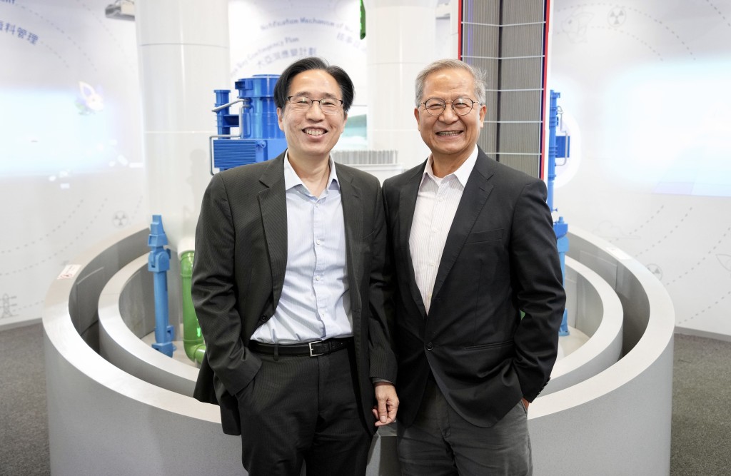 中华电力低碳能源教育中心副总监陆炳林（左）及香港气象学会发言人梁荣武（右），鼓励得奖者继续在日常生活实践减碳节能。