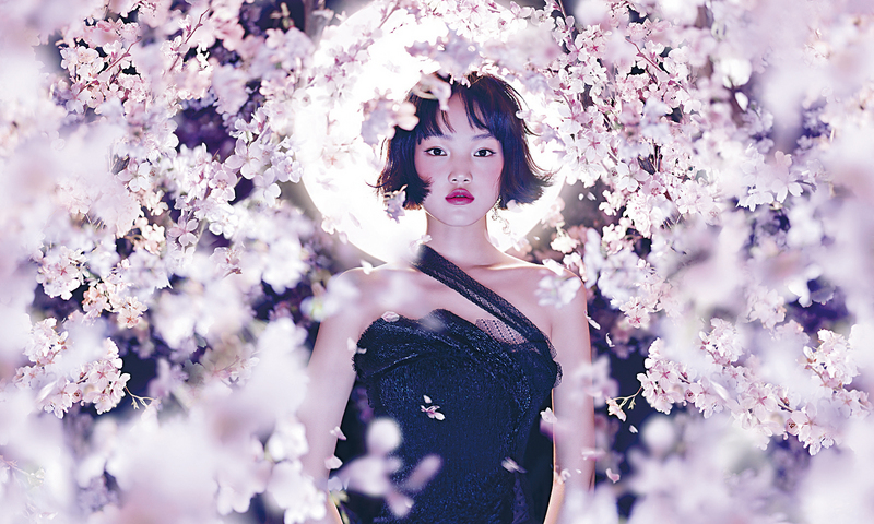 ●M.A.C全新Black Cherry夜櫻花旅限量彩妝系列，靈感啟發自午夜粉櫻吹雪，妝容瀰漫月下柔光粉嫩的景致。