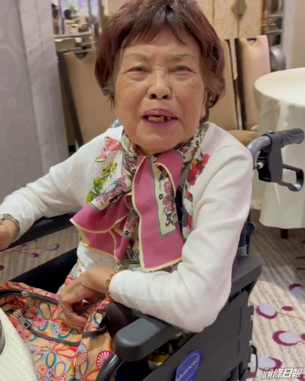 余慕蓮患病期間曾以輪椅代步。