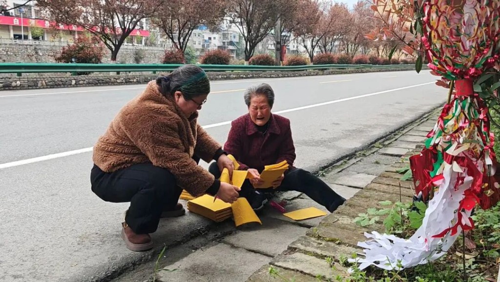 薛焕莉与母亲在肇事现场拜祭亡姐。大象新闻