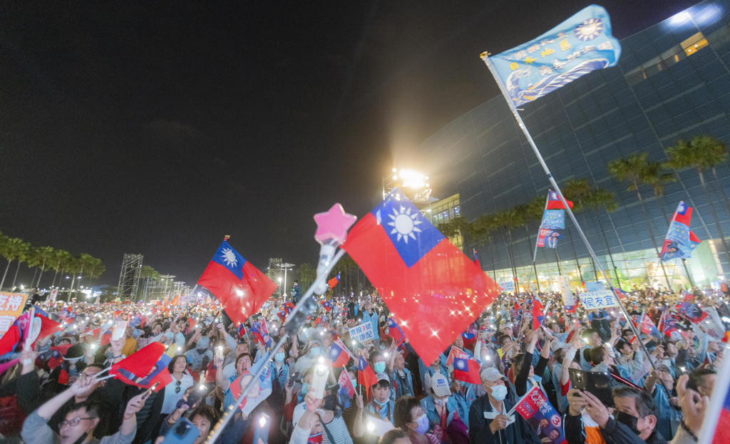 台湾大选的三个政党齐在高雄举行造势活动。中时新闻网