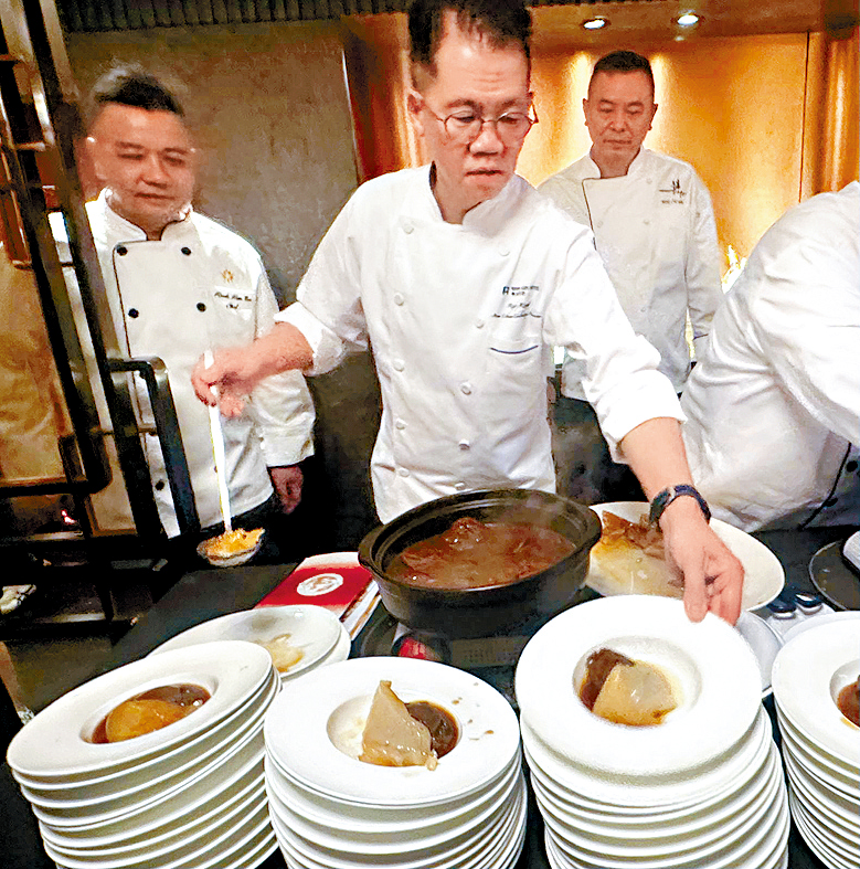 江肇祺师傅落场煮溏心鲍鱼。 江肇祺师傅落场煮溏心鲍鱼。