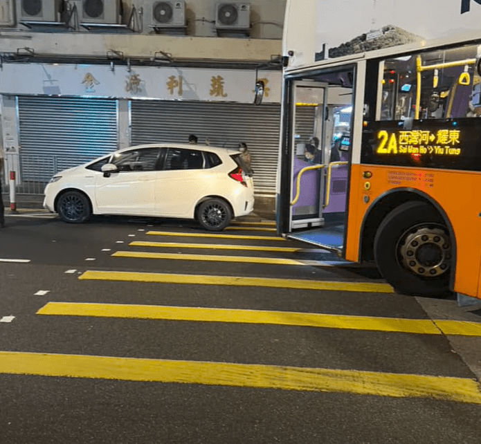 私家車違例停泊於柴灣太康街的馬路上。網上片段截圖