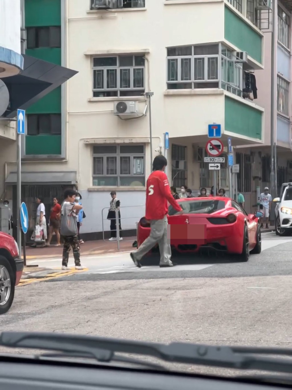 193有下車關心婆婆，而婆婆起身後一直看手肘，疑似受傷。