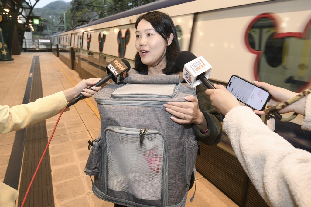 鄭小姐表示,首次帶同狗狗乘搭港鐵,形容體驗不錯且順暢。 鄭小姐表示,首次帶同狗狗乘搭港鐵,形容體驗不錯且順暢。