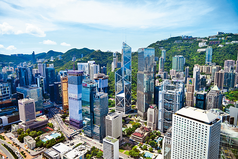 香港是國際金融中心、航運樞紐與專業服務高地，也是全球最成熟的法治型營商環境之一。