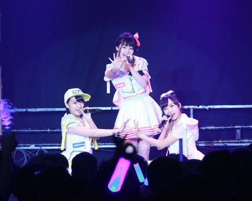 3女用廣東話自我介紹。