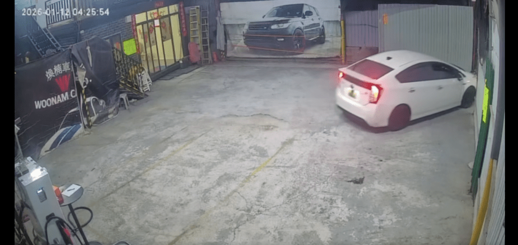 兩名同黨跳上車後,私家車隨即加速逃離現場。 兩名同黨跳上車後,私家車隨即加速逃離現場。