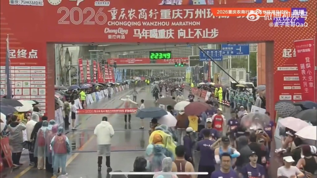 冠军选手被工作人员阻止冲线。微博@麦子哥哥QaQ