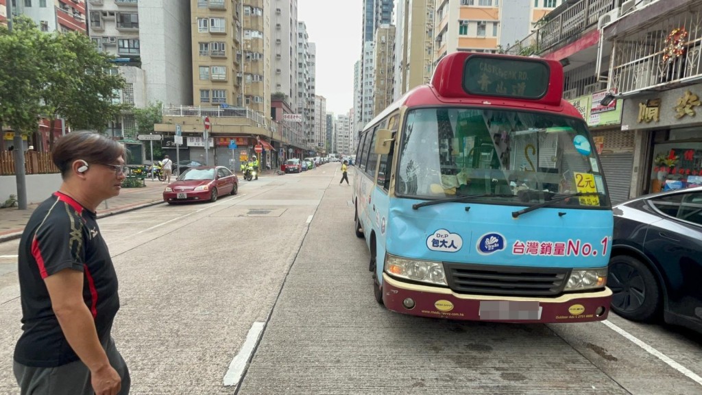 小巴撞倒電動單車漢。楊偉亨攝 小巴撞倒電動單車漢。楊偉亨攝