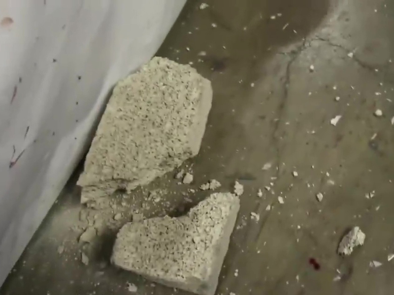 地上的水泥磚已經一分為二,可見力度之大。(網圖)