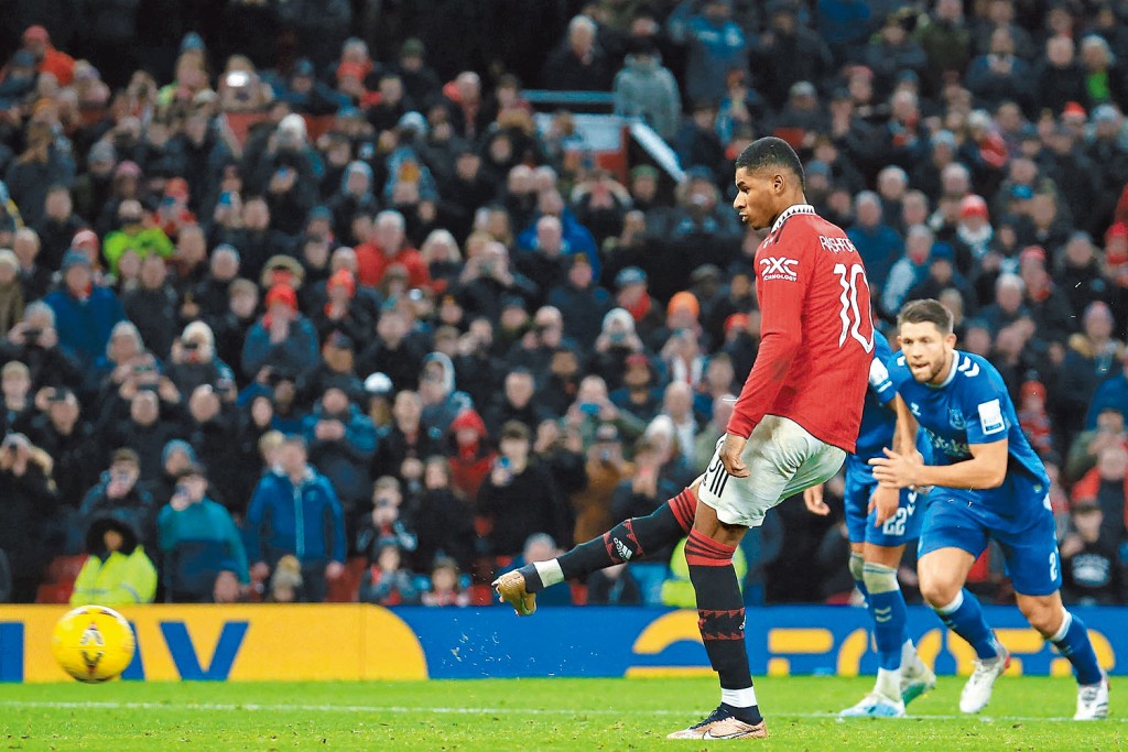 曼联于上周六对爱华顿的足总杯赛事，加拿祖博得十二码，由拉舒福特操刀射入。