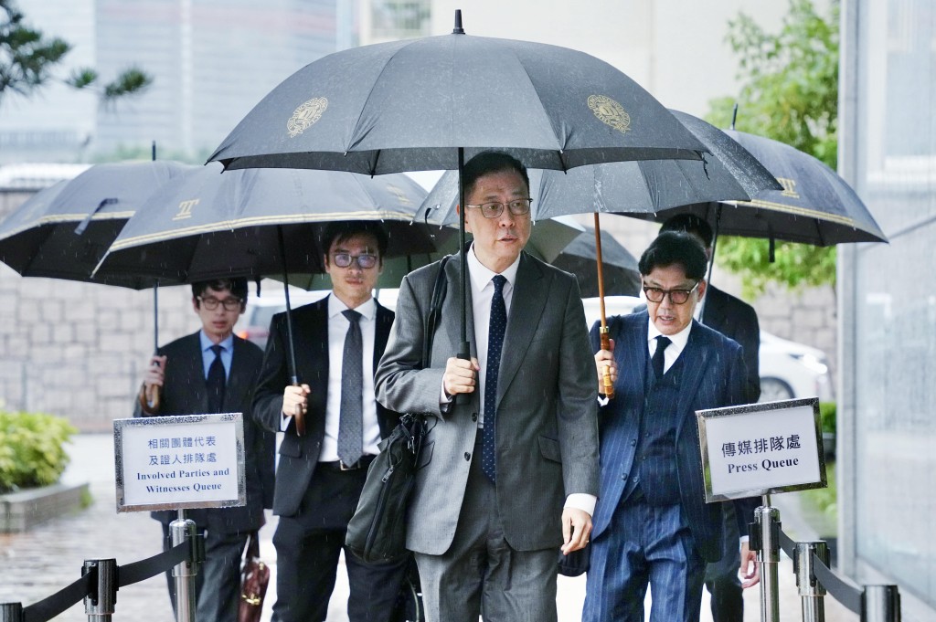 獨立委員會代表、資深大律師杜淦堃(中)。 獨立委員會代表、資深大律師杜淦堃(中)。