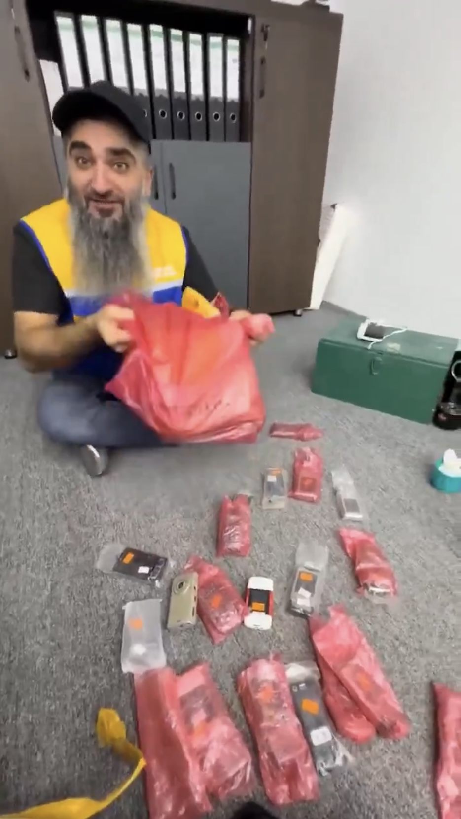 利比亞商人2010年訂「潮流手機」，2026年才收貨。 X@Renardpaty