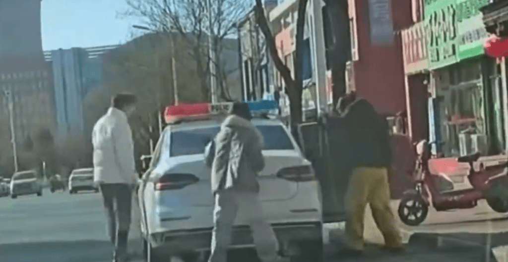 警車上下來3人未穿警服,牽著寵物狗。 網片截圖 警車上下來3人未穿警服,牽著寵物狗。 網片截圖