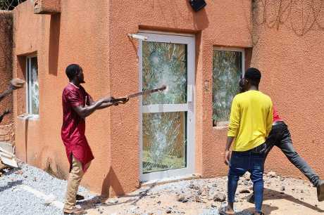 尼日爾示威者怒砸法使館，打碎使館玻璃窗。（路透社）
