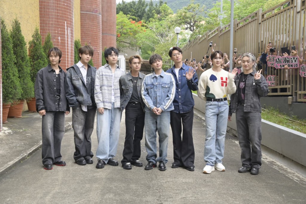 8子左起︰Alton、姜濤、Ian、Tiger、Frankie、Stanley、Anson Lo、Jer企定定影相。