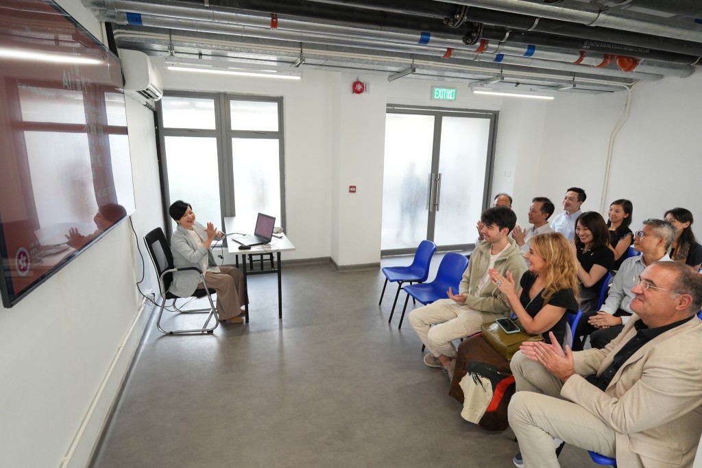 何永賢向西班牙建築公司MIAS Architects創始人Josep Miàs一行介紹簡約公屋。何永賢FB圖片 何永賢向西班牙建築公司MIAS Architects創始人Josep Miàs一行介紹簡約公屋。何永賢FB圖片