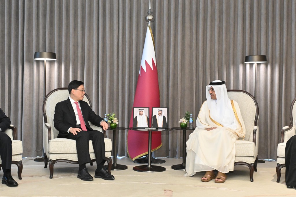 李家超（左）今日在卡塔爾與卡塔爾勞工部長Ali bin Saeed bin Samikh Al Marri （右）會面。政府新聞處