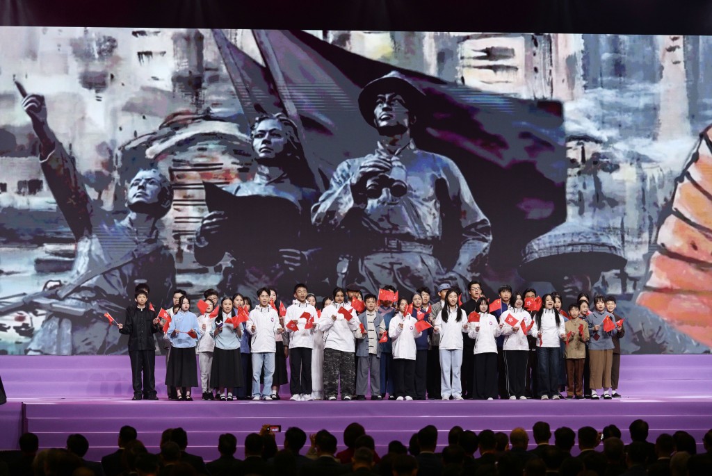由學生演出的抗戰主題舞台劇《熱血東江,薪火相傳》。 由學生演出的抗戰主題舞台劇《熱血東江,薪火相傳》。