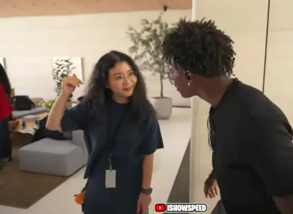 女工作人员向speed介绍阿信“来自中国”。 youtube截图